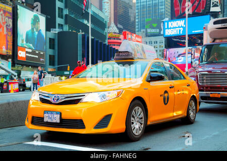 NEW YORK CITY - 04. SEPTEMBER: Yellow Cab am Times Square in der früh am 4. Oktober 2015 in New York City. Stockfoto