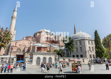 Istanbul, Türkei - 11. September 2015: Touristen besuchen Haghia Sophia in Istanbul am 11. September 2015. Haghia Sophia ist ein o Stockfoto