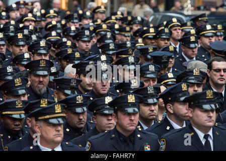 New York, Vereinigte Staaten von Amerika. 30. Dezember 2015. Uniformierte Polizisten stehen stramm, als der Leichenwagen mit Joseph Lemms Reste die Kathedrale nähert. Tausende von gewählten Beamten, Polizisten und Armed Services Personal trafen sich bei der St. Patricks Kathedrale in Manhattan Technical Sergeant Joseph Lemm, ein 15-Jahr-Veteran der NYPD und aktive Air National Gardist letzte Ehre, die in Afghanistan bei einem Selbstmordattentat am 21. Dezember gestorben. Bildnachweis: Albin Lohr-Jones/Pacific Press/Alamy Live-Nachrichten Stockfoto