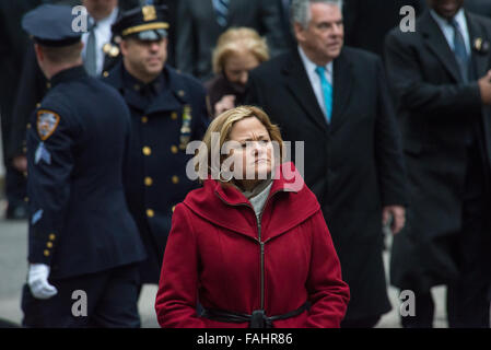 Die NYPD Farben nähern sich die Kathedrale, die hoch über einem Meer von Offiziere stehen stramm. Stadtrat Sprecher Melissa Mark-Viverito (Mitte) kommt bei der Beerdigung. Tausende von gewählten Beamten, Polizisten und Armed Services Personal trafen sich bei der St. Patricks Kathedrale in Manhattan Technical Sergeant Joseph Lemm, ein 15-Jahr-Veteran der NYPD und aktive Air National Gardist letzte Ehre, die in Afghanistan bei einem Selbstmordattentat am 21. Dezember gestorben. Stockfoto