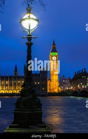 Die Houses of Parliament von Albert Embankment in London gesehen. Stockfoto