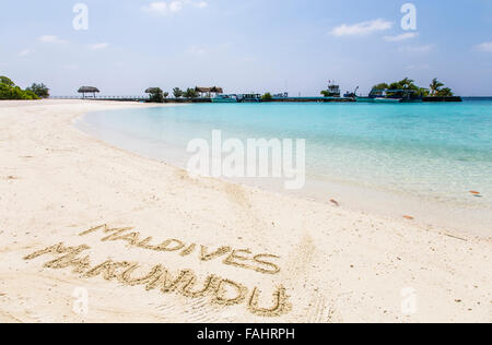 Ein Blick auf den Strand auf Makunudu Island auf den Malediven mit dem Schreiben in den sand Stockfoto