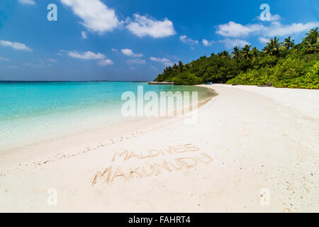 Ein Blick auf den Strand auf Makunudu Island auf den Malediven mit dem Schreiben in den sand Stockfoto