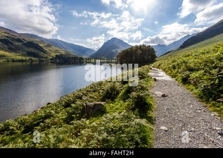 Lake Buttermere reflektieren die umliegenden Hügel an einem hellen sonnigen frühen Herbsttag Stockfoto