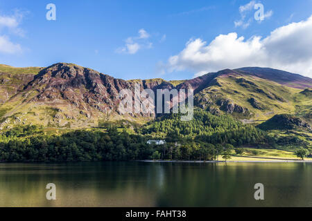 Lake Buttermere reflektieren die umliegenden Hügel an einem hellen sonnigen frühen Herbsttag Stockfoto