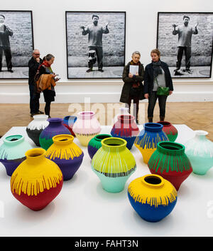 Ai Weiweis "farbigen Vasen" in seiner 2015-Ausstellung in der Royal Academy in London UK