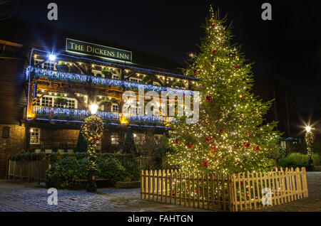 Ein Blick von The Dickens Inn Public House in befindet sich in St. Katherine Docks in London während der Weihnachtszeit. Stockfoto