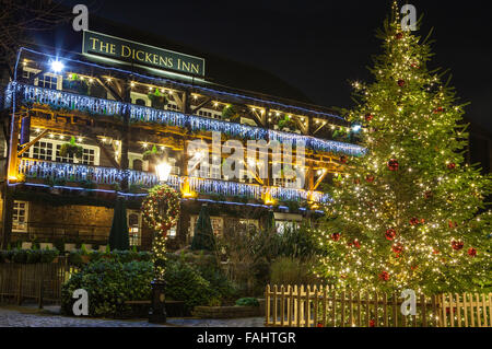 Ein Blick von The Dickens Inn Public House in befindet sich in St. Katherine Docks in London während der Weihnachtszeit. Stockfoto