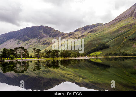 Lake Buttermere reflektieren die umliegenden Hügel an einem hellen sonnigen frühen Herbsttag Stockfoto