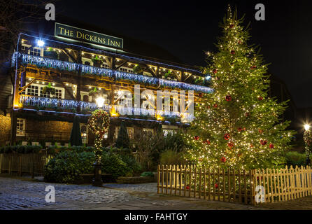 Ein Blick von The Dickens Inn Public House in befindet sich in St. Katherine Docks in London während der Weihnachtszeit. Stockfoto