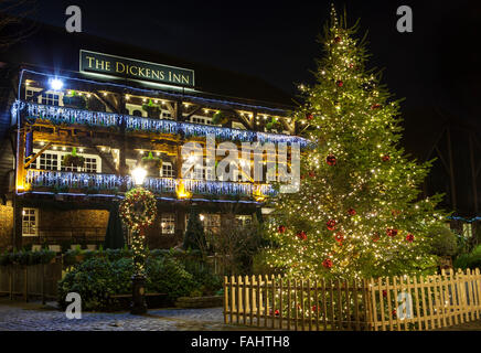 Ein Blick von The Dickens Inn Public House in befindet sich in St. Katherine Docks in London während der Weihnachtszeit. Stockfoto