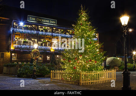 Ein Blick von The Dickens Inn Public House in befindet sich in St. Katherine Docks in London während der Weihnachtszeit. Stockfoto