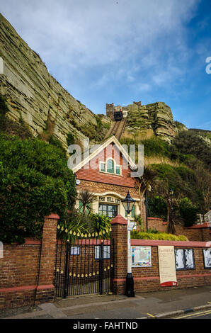 East Hill Cliff Railway oder East Hill Lift ist eine Standseilbahn in Hasting, die 1903 eröffnet wurde und die steilste Standseilbahn Großbritanniens ist Stockfoto