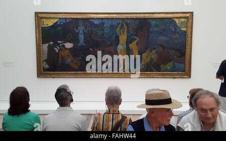 Besucher vor dem Bild wo tun wir Come From? Was sind wir? Wohin gehen wir? (1897) vom französischen Post-impressionistischen Künstler Paul Gauguin in seiner Retrospektive Ausstellung in der Fondation Beyeler in Basel, Schweiz am 12. Juni 2015. Stockfoto