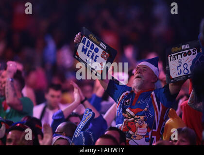 Alexandra Palace, London, UK. 30. Dezember 2015. William Hill PDC World Darts Championship. Das Publikum halten singen Credit: Action Plus Sport/Alamy Live News Stockfoto