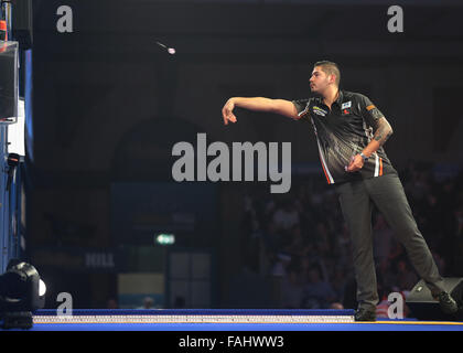 Alexandra Palace, London, UK. 30. Dezember 2015. William Hill PDC World Darts Championship. Jelle Klaasen wirft Credit: Action Plus Sport/Alamy Live News Stockfoto