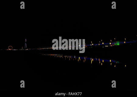 Nacht Strandblick, mit Reflexionen, zentralen Promenade mit Dr Who und Decodance Beleuchtung, Norden nach Blackpool Tower, 2013 Stockfoto