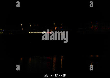 Nacht-Strandblick, mit Reflexionen, New Royal Windsor Hotel und Decodance Beleuchtung, zentralen Promenade, Blackpool, 2013 Stockfoto