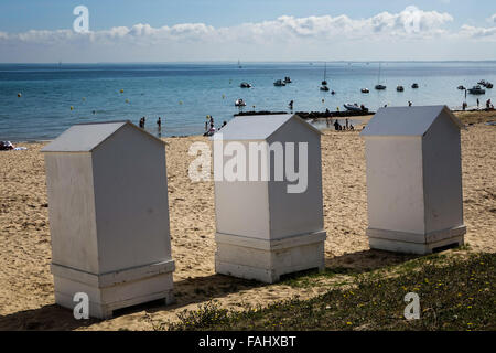 Weißen Strandhütten auf Isle de re, Frankreich sonnigen blauen Himmel Touristenziel. Isle de Ré Charente Maritime Stockfoto