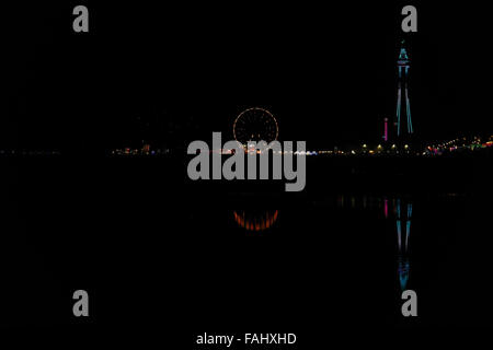 Nacht-Strandblick, mit Reflexionen, nach Norden bis beleuchtete Central Pier Riesenrad, grüner, weißer Turm, zentrale Sands, Blackpool, UK Stockfoto
