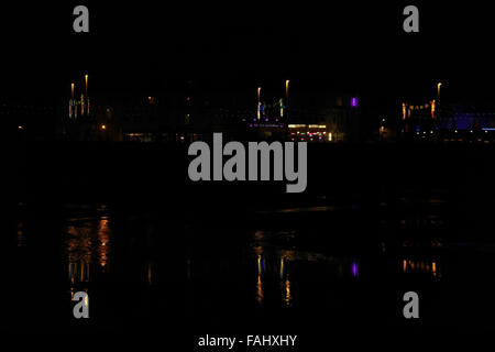 Nacht-Strandblick, mit Reflexionen, Decodance Beleuchtung, Belmont, Funky Towers Hotels Blackpool Central Promenade, 2013 Stockfoto