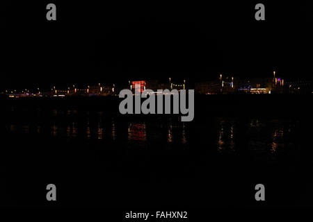 Nacht-Strandblick, mit Reflexionen, Decodance Beleuchtung und rot beleuchteten Edwardian Hotel, zentralen Promenade Blackpool Stockfoto