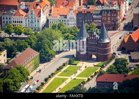 Luftaufnahme, Holsten, Holsten, späte gotische Stadttor, Wahrzeichen von Lübeck, Lübeck, Lübecker Bucht, Hansestadt, Schleswig-Holstein, Stockfoto