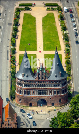 Luftaufnahme, Holsten, Holsten, späte gotische Stadttor, Wahrzeichen von Lübeck, Lübeck, Lübecker Bucht, Hansestadt, Schleswig-Holstein, Stockfoto