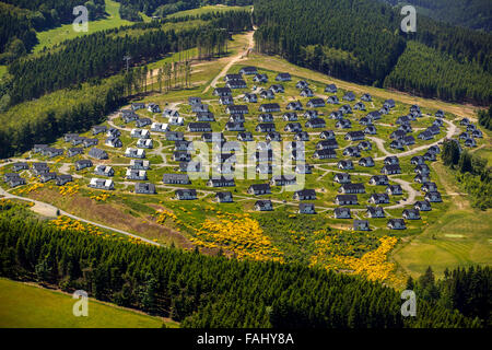 Luftaufnahme, Berghang von Landal Winterberg, Ferienpark, Ferienhäuser, Winterberg, Sauerland, Nordrhein-Westfalen, Deutschland, Stockfoto