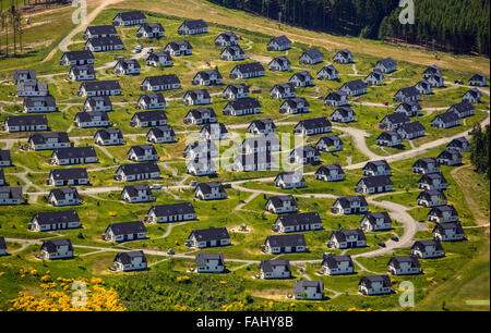 Luftaufnahme, Berghang von Landal Winterberg, Ferienpark, Ferienhäuser, Winterberg, Sauerland, Nordrhein-Westfalen, Deutschland, Stockfoto