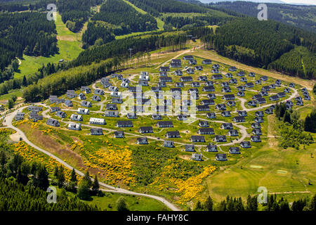 Luftaufnahme, Berghang von Landal Winterberg, Ferienpark, Ferienhäuser, Winterberg, Sauerland, Nordrhein-Westfalen, Deutschland, Stockfoto