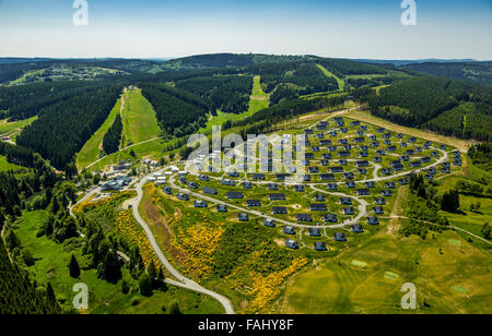 Luftaufnahme, Berghang von Landal Winterberg, Ferienpark, Ferienhäuser, Winterberg, Sauerland, Nordrhein-Westfalen, Deutschland, Stockfoto