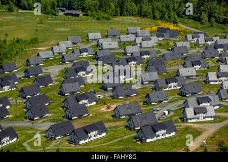 Luftaufnahme, Berghang von Landal Winterberg, Ferienpark, Ferienhäuser, Winterberg, Sauerland, Nordrhein-Westfalen, Deutschland, Stockfoto