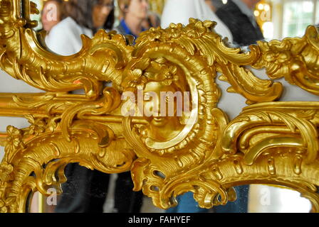 Interior Details des Ballsaals im Katharinenpalast in Tsarskoye Selo (Puschkin) in der Nähe von St. Petersburg, Russland Stockfoto