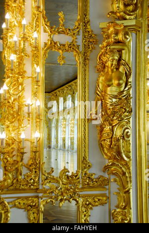 Interior Details des Ballsaals im Katharinenpalast in Tsarskoye Selo (Puschkin) in der Nähe von St. Petersburg, Russland Stockfoto