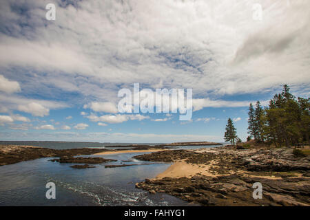 Wolken hängen über Reid Staatspark in Georgetown, Maine Stockfoto