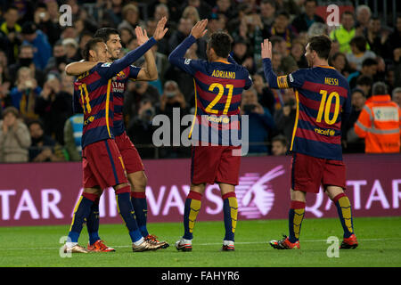 Barcelona, Spanien. 30. Dezember 2015. FC Barcelonas Adriano, Lionel Messi, Luis Suarez und Neymar feiert nach seinem Tor in der Primera División Spiel 17. Runde zwischen FC Barcelona und Real Madrid im Camp Nou Stadion in Barcelona, Spanien, 30. Dezember 2015. Barcelona gewann mit 4: 0. Bildnachweis: Lino De Vallier/Xinhua/Alamy Live-Nachrichten Stockfoto