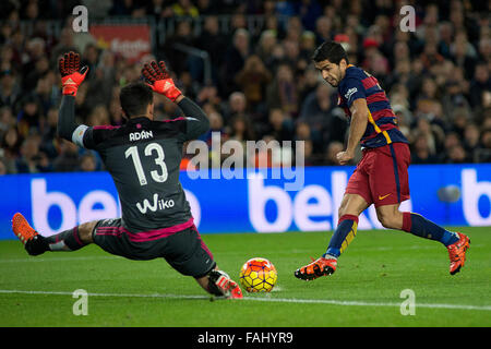 Barcelona, Spanien. 30. Dezember 2015. FC Barcelona Uruguayan vorwärts Luis Suarez Aufnahmen der Ball in der Primera División anzugleichen 17. Runde zwischen FC Barcelona und Real Madrid im Camp Nou Stadion in Barcelona, Spanien, 30. Dezember 2015. Barcelona gewann mit 4: 0. Bildnachweis: Lino De Vallier/Xinhua/Alamy Live-Nachrichten Stockfoto