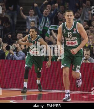 Kaunas, Litauen. 30. Dezember 2015. Olivier Hanlan (L) von Zalgiris aus Litauen reagiert in 1 Vorrundenspiel der Gruppe F in Top 16 von 2015-2016 Euroleague gegen Laboral Kutxa aus Spanien in Kaunas, Litauen, am 30. Dezember 2015. Zalgiris verloren 68-89. © Stringer/Xinhua/Alamy Live-Nachrichten Stockfoto