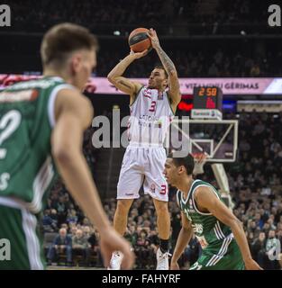 Kaunas, Litauen. 30. Dezember 2015. Mike James (C) der Laboral Kutxa aus Spanien schießt in 1 Vorrundenspiel der Gruppe F in Top 16 von 2015-2016 Euroleague gegen Zalgiris aus Litauen in Kaunas, Litauen, am 30. Dezember 2015. Zalgiris verloren 68-89. © Stringer/Xinhua/Alamy Live-Nachrichten Stockfoto