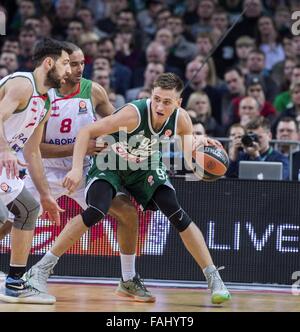 Kaunas, Litauen. 30. Dezember 2015. Edgaras Ulanovas (R) von Zalgiris aus Litauen treibt den Ball in einem 1 Vorrundenspiel der Gruppe F in Top 16 von 2015-2016 Euroleague gegen Laboral Kutxa aus Spanien in Kaunas, Litauen, am 30. Dezember 2015. Zalgiris verloren 68-89. © Stringer/Xinhua/Alamy Live-Nachrichten Stockfoto