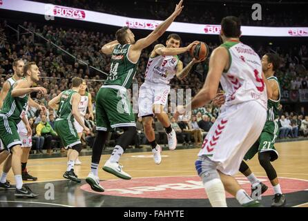 Kaunas, Litauen. 30. Dezember 2015. Mike James (3-R) von Laboral Kutxa aus Spanien geht der Ball in einem 1 Vorrundenspiel der Gruppe F in Top 16 von 2015-2016 Euroleague gegen Zalgiris aus Litauen in Kaunas, Litauen, am 30. Dezember 2015. Zalgiris verloren 68-89. © Stringer/Xinhua/Alamy Live-Nachrichten Stockfoto