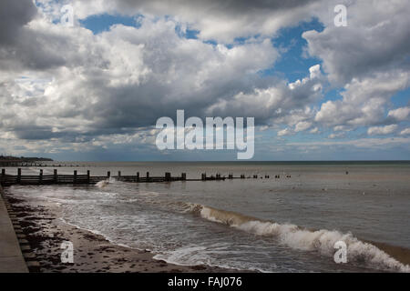 Brechenden Wellen auf flach ruhiger See Stockfoto