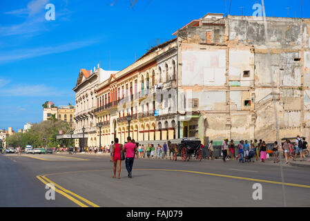 Havanna Street Scene, Menschen gehen, entlang des Paseo di Marti, zeigen auch in Cine Teatro Payret, Kuba Stockfoto