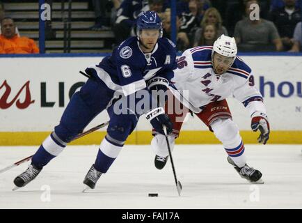 Tampa, Florida, USA. 30. Dezember 2015. DOUGLAS R. CLIFFORD | Times.Tampa Bay Lightning Verteidiger Anton Stralman (6) von New York Rangers rechten Flügel Emerson Etem (96) in der neutralen Zone während der dritten Periode von Mittwoch verfolgt (30.12.15) Spiel in der Amalie Arena in Tampa. © Douglas R. Clifford/Tampa Bucht Mal / ZUMA Draht/Alamy Live News Stockfoto