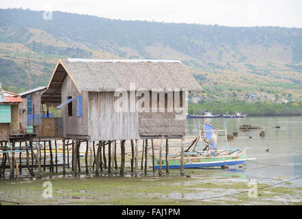 Fischerhaus auf Stelzen an den niedrigen Gezeiten im Dorf Tinito, Maasim, Sarangani Provinz der Philippinen. Stockfoto