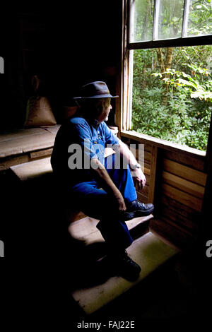 Handwerk-Person zeigen wie man Maismehl Mingus Mill im Great Smoky Mountain National Park, North Carolina, USA. Stockfoto