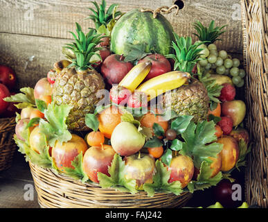 Verschiedene Früchte im Weidenkorb. Gesunde Ernährung. Vitaminbombe. Stockfoto