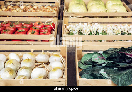 Verschiedene Gemüse in hölzernen Behältern. Ländliche Marktplatz. Gesunde Ernährung. Stockfoto