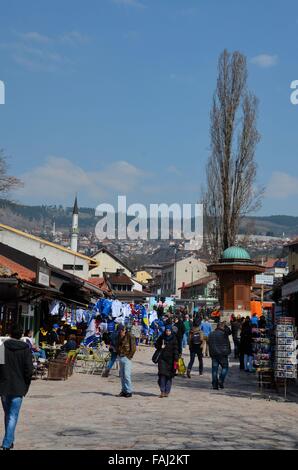 Sebilj Brunnen und Besucher drängen sich Bascarsija Basar Sarajevo Bosnien Herzegowina Stockfoto